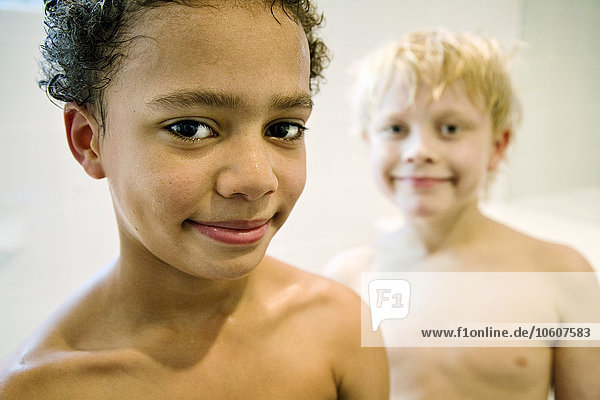 Zwei Jungen in einem Badezimmer  Schweden.
