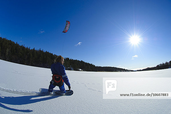 Skandinavien  Schweden  Malaren  Mann beim Snowboarden