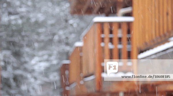 Schneefall in der Nähe der Lodge