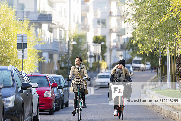Frauen auf Fahrrädern in der Stadt