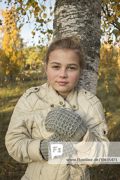 Porträt eines unter einem Baum stehenden Mädchens