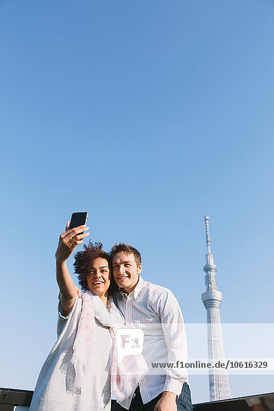 Ein multiethnisches Paar genießt den Tourismus in Tokio