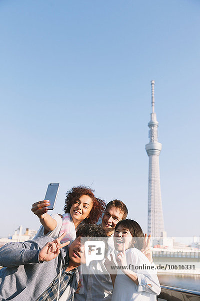 Eine multiethnische Gruppe von Freunden genießt den Tourismus in Tokio