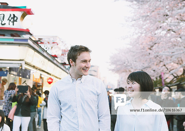 Junges multiethnisches Paar genießt den Tourismus in Tokio