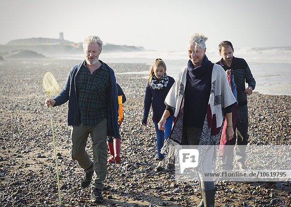 Mehrgenerationen-Familienwanderung am sonnigen Strand