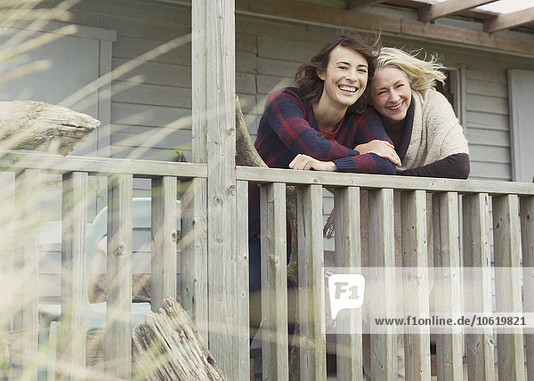 Portrait lächelnde Mutter und Tochter auf der Veranda