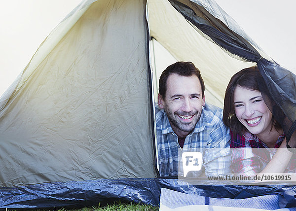Portrait lächelndes Paar im Zelt