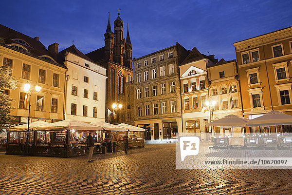 Polen  Torun  Blick auf den Altstadtmarkt bei Abenddämmerung