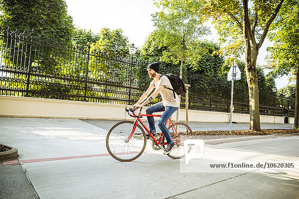 Junger Mann mit Rennrad in Wien  Dr.-Karl-Renner-Ring