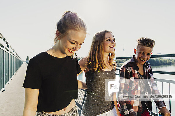 Österreich  Wien  drei lächelnde Jugendliche auf einer Brücke