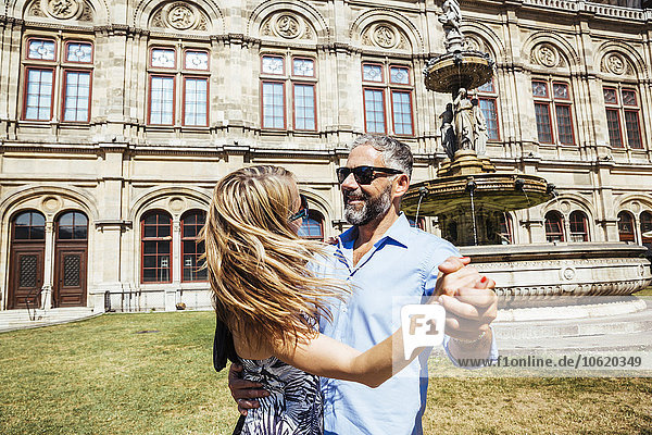 Österreich  Wien  lächelndes Paar tanzt Wiener Walzer vor der Staatsoper