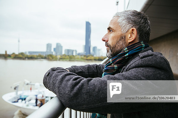 Österreich  Wien  Mann auf der Reichsbrücke mit Blick in die Ferne