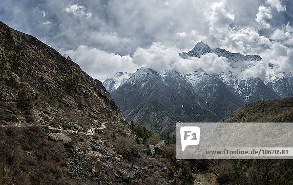 Nepal  Himalaya  Khumbu  Wanderweg und Berge in den Wolken