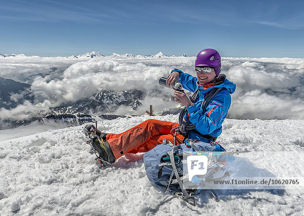 Schweiz  Westberner Alpen  lächelnder Bergsteiger in der Region Balmhorn