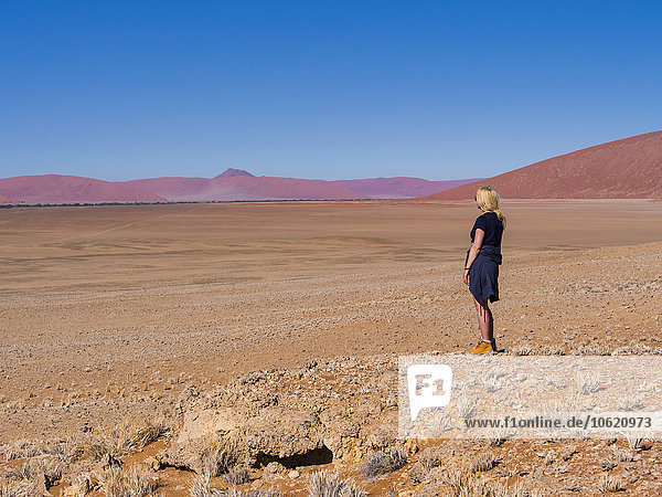 Afrika,  Namibia,  Hardap,  Hammerstein,  Tsarisgebirge,  weibliche Touristen in der Namibwüste