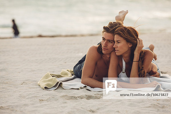 Romantisches junges Paar am Strand