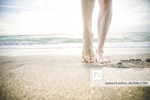 USA  Florida  Sarasota  Frauenfüße am Strand