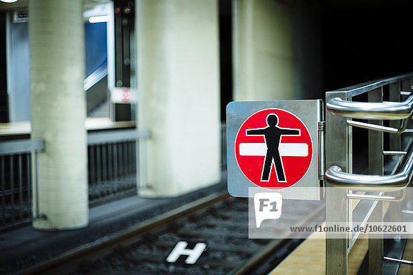 Verbotsschild am Bahnsteig des U-Bahnhofs
