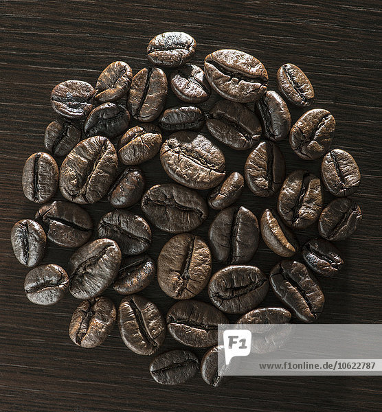 Kaffeebohnen auf Holzuntergrund