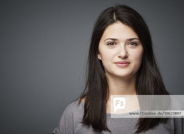 Porträt der lächelnden brünetten jungen Frau