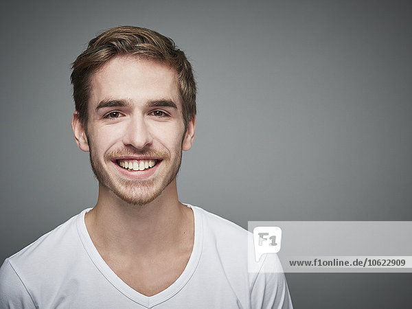 Porträt eines lächelnden jungen Mannes