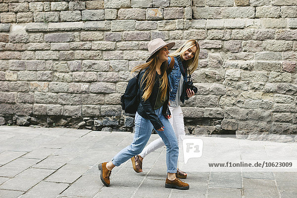 Spanien  Barcelona  zwei junge Frauen zu Fuß in der Stadt