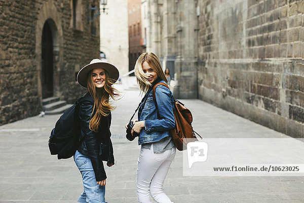 Spanien  Barcelona  zwei glückliche junge Frauen in der Stadt