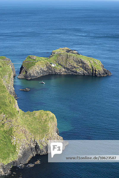 Großbritannien  Nordirland  County Antrim  Ansicht der Carrick-a-Rede Seilbrücke