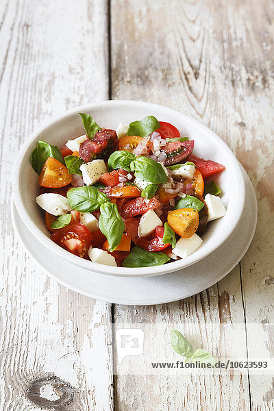 Salat mit Mozzarella  Tomaten und Melonenscheiben