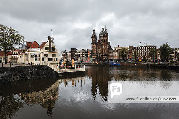Niederlande  Amsterdam  Blick auf Amstel und Sint-Nicolaaskerk