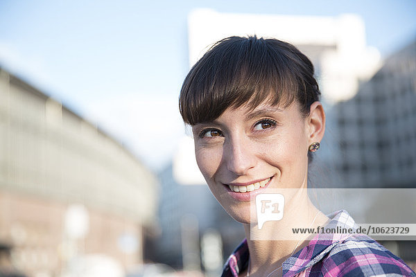 Deutschland  Berlin  Porträt einer lächelnden jungen Frau