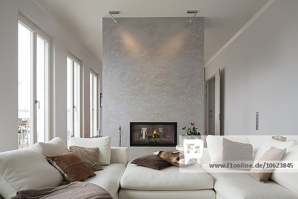 Interieur der modernen Wohnung  Wohnzimmer mit weißer Couch