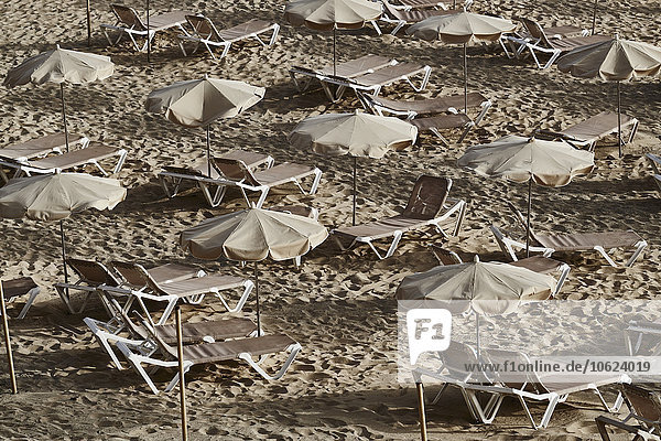 Spanien  Kanarische Inseln  Fuerteventura  Morro Jable  Strand mit Sonnenschirmen und Liegen