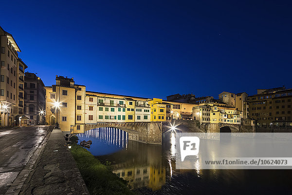 Italien  Toskana  Florenz  Blick auf Arno und Ponte Vecchio am Abend