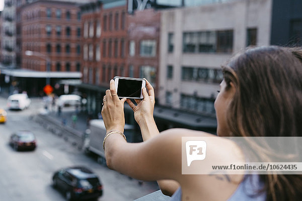 USA  New York City  junge Frau nimmt einen Selfie mit Handy