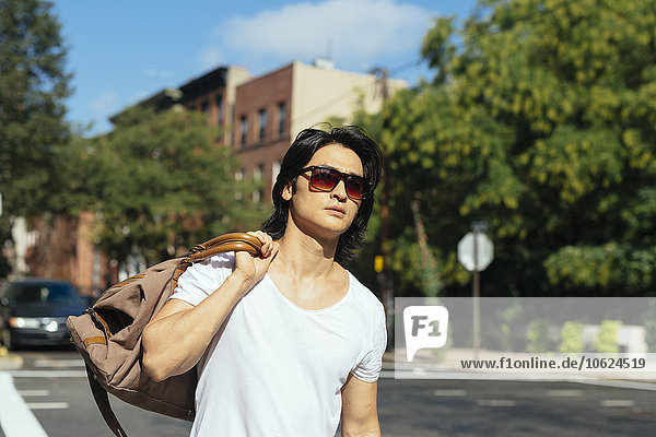 USA  New York City  Mann mit einer Tasche in Brooklyn