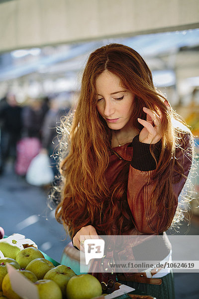 Frau auf dem Obstmarkt