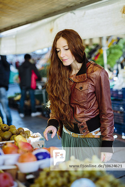 Frau auf dem Obstmarkt