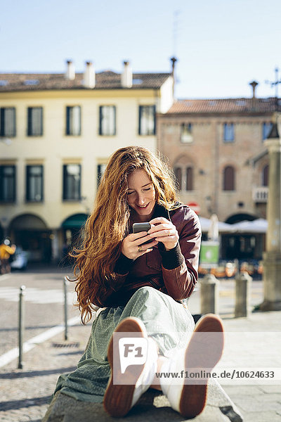 Italien  Padua  Frau im Freien auf dem Marktplatz mit Handy