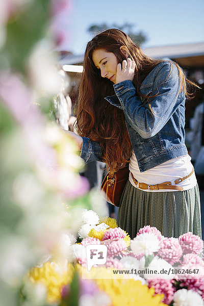 Frau auf dem Blumenmarkt