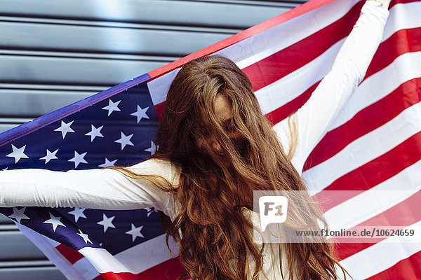 Frau hält eine amerikanische Flagge mit Selbstvertrauen