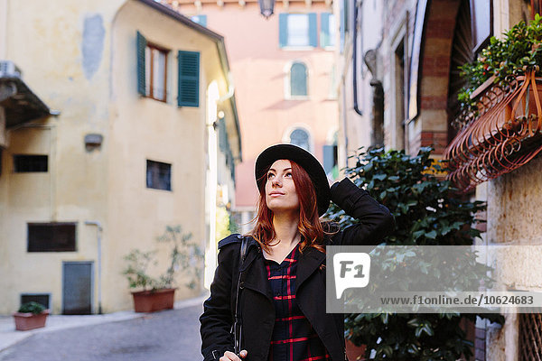 Italien  Verona  junge Frau in der Stadt schaut sich um