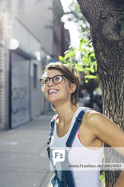 Porträt einer glücklichen blonden Frau mit Brille