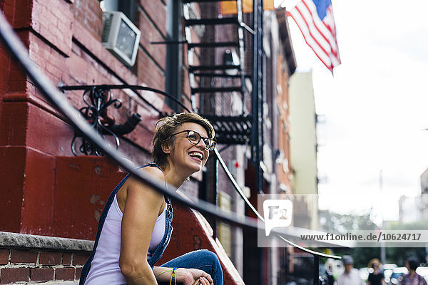 USA  New York City  Williamsburg  Porträt einer glücklichen blonden Frau