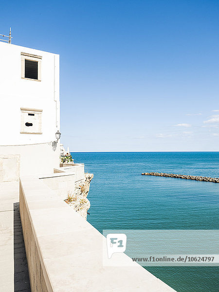 Italien  Apulien  Gargano  Vieste  Haus an der Küste