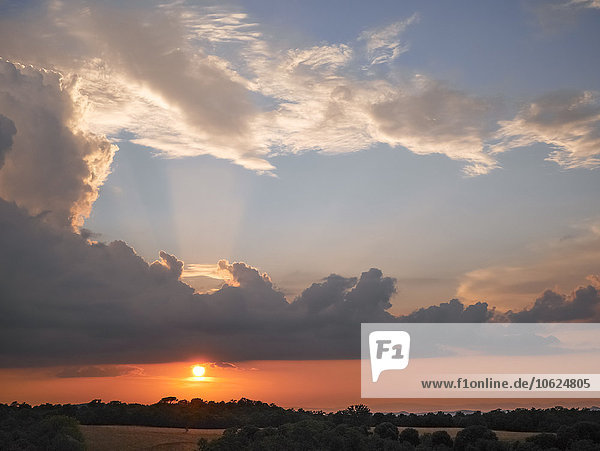 Italien  Toskana  Sonnenuntergang mit dramatischer Wolkenbildung