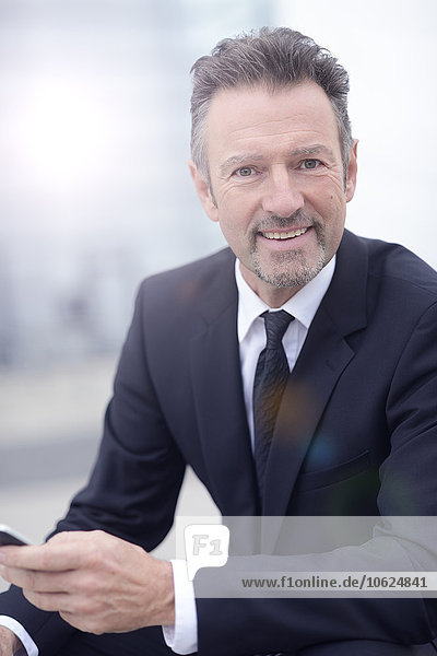 Geschäftsmann mit Smartphone