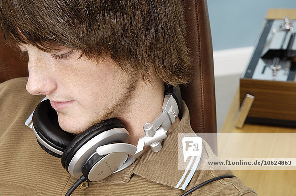 Porträt eines Teenagers mit Kopfhörern nach unten schauend