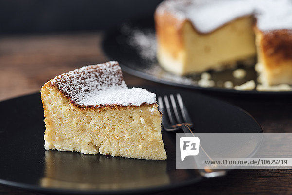 Teller mit Stück japanischem Käsekuchen