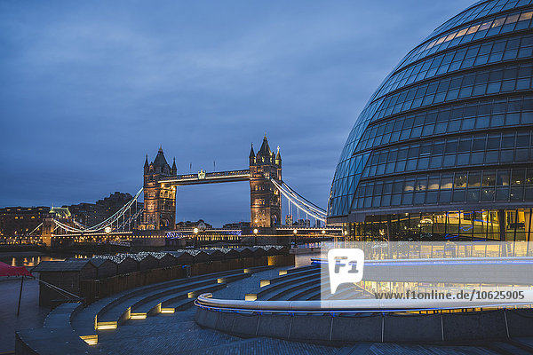 Großbritannien  England  London  Queen's Walk  Rathaus und Tower Bridge am Abend